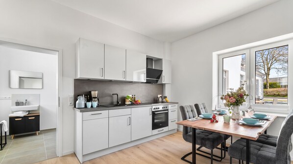 冷蔵庫、オーブン、コンロ、食器洗い機