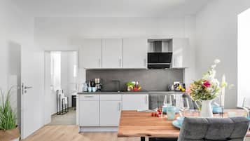 Fridge, oven, stovetop, dishwasher