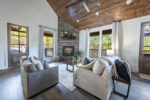 Smart-TV, Kamin, Bücher