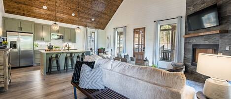 TV connectée, cheminée, livres