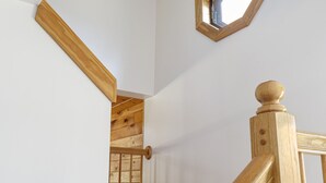 Una escalera con barandas y pasamanos de madera.