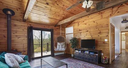 Cleo’s Cabin: Private Retreat with Fenced Dog Run