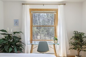 3 makuuhuonetta, työpöytä, ilmainen Wi-Fi, vuodevaatteet