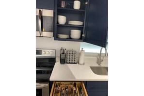 Fridge, microwave, oven, stovetop - Oasis in Ocean Ridge, Near Beach (Boynton Beach)