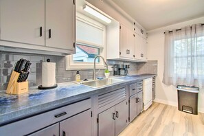 Réfrigérateur, micro-ondes, plaque de cuisson, lave-vaisselle