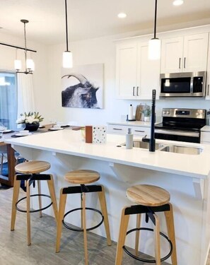 Comedor y isla de cocina 