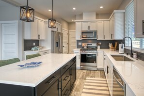 Kylskåp, mikrovågsugn, ugn och spishäll