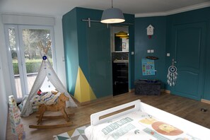 4 bedrooms, desk, travel cot, WiFi
