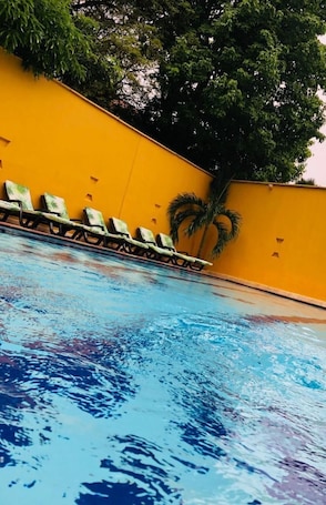 Una piscina al aire libre