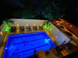 Una piscina al aire libre