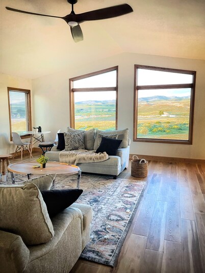 Retreat with Gorgeous Views, Close To Rocky Mtn National Park, Hiking & Fishing