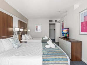 Desk, free WiFi, bed sheets - Amazing suite with beach views at prime location (Surfers Paradise)