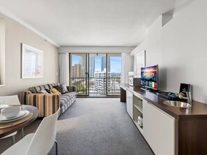 TV - Amazing suite with beach views at prime location (Surfers Paradise)