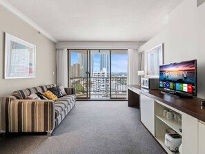 TV - Amazing suite with beach views at prime location (Surfers Paradise)