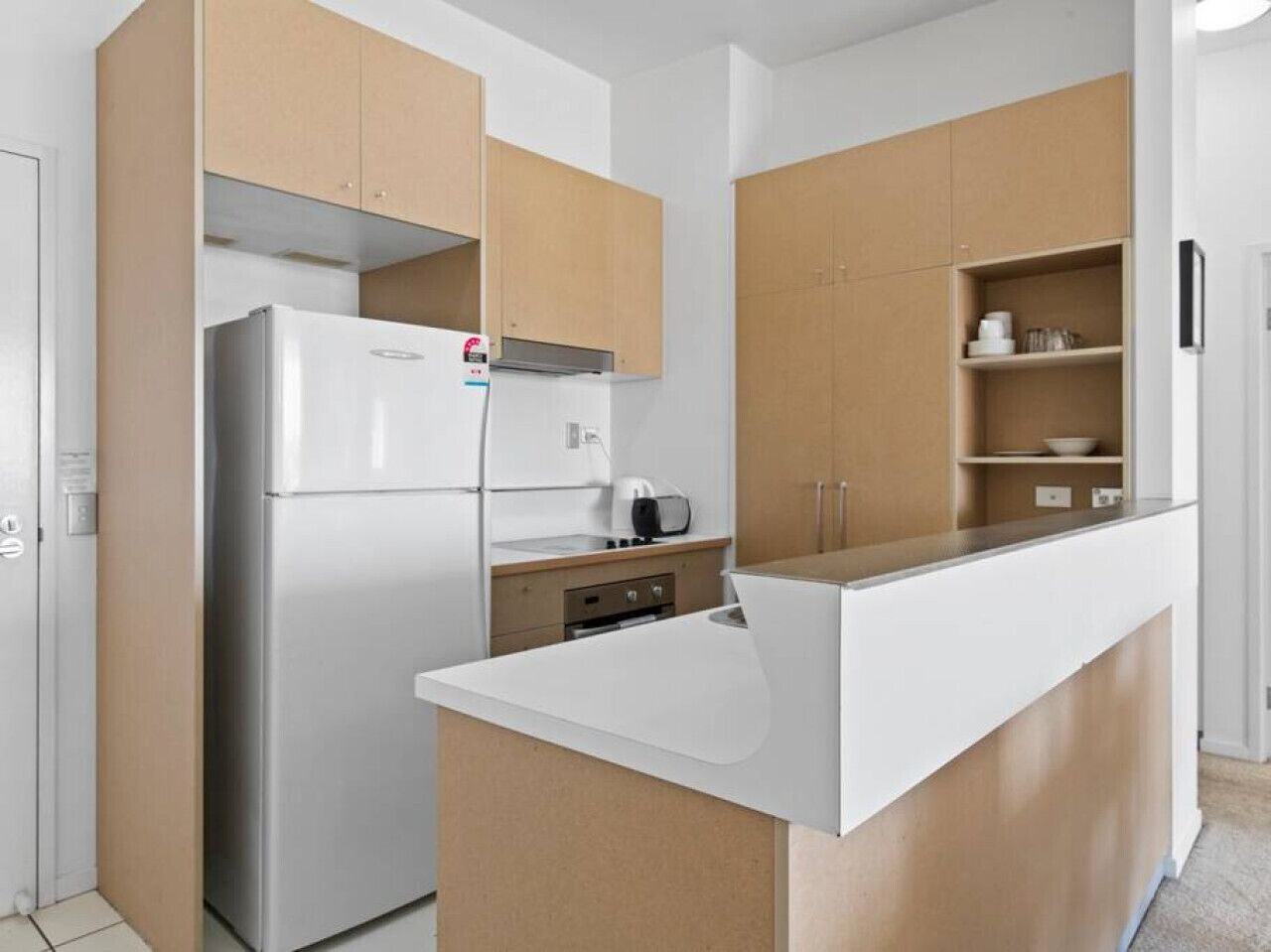 冷蔵庫、電子レンジ、オーブン、コンロ