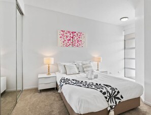 2 habitaciones, escritorio, tabla de planchar con plancha y wifi gratis 