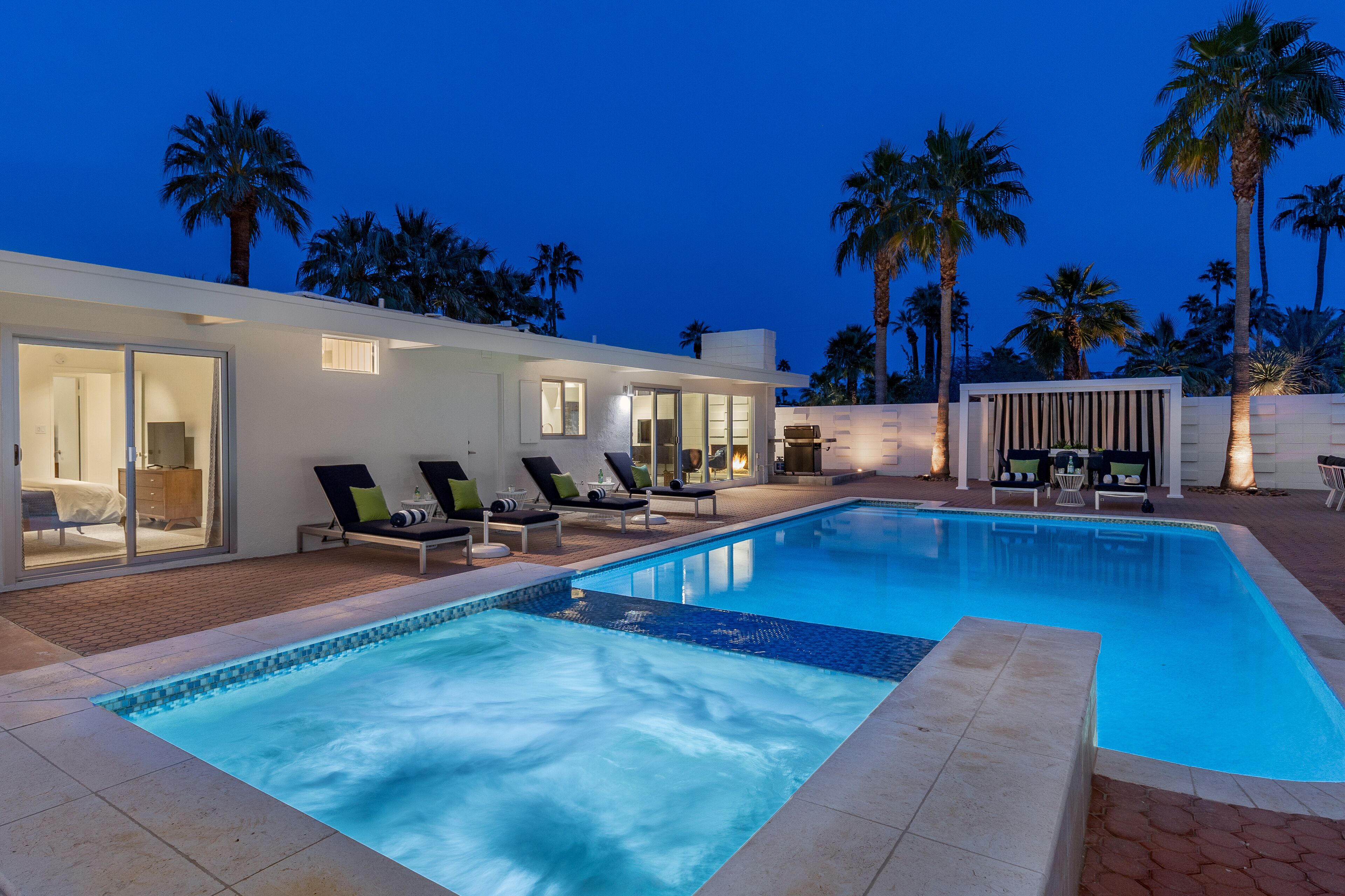 Lämmitetty uima-allas