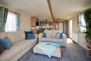 Fernseher, DVD-Player, Bücher, Videothek