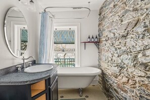 Chuveiro, secador de cabelo, shampoo 
