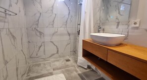 Appartement Confort, 1 chambre | Salle de bain | Douche, douche cascade, articles de toilette (gratuits)