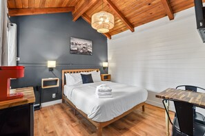 Family Room | Laptop workspace, blackout curtains, iron/ironing board, free WiFi - Tahoe Mountain inn (South Lake Tahoe)