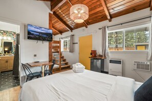 Family Room | Ruang kerja komputer riba, langsir/tirai gelap terus 