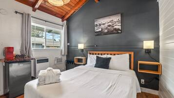 Espacio para trabajar con laptop y cortinas blackout