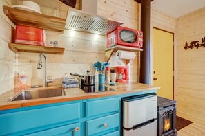 Business Room | Private kitchen | Mini-fridge, coffee/tea maker - Tahoe Mountain inn (South Lake Tahoe)