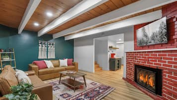 Cabin | Living area | Smart TV, Netflix, Hulu, streaming services