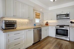 Kühlschrank, Mikrowelle, Herdplatte, Geschirrspüler