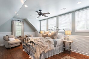 6 soverom, skrivebord, strykejern/-brett og reiseseng for barn