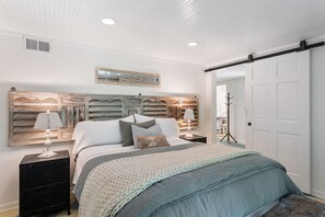 6 bedrooms, desk, iron/ironing board, travel crib