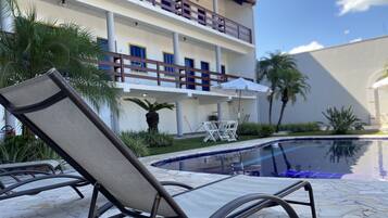 Piscina externa, espreguiçadeiras