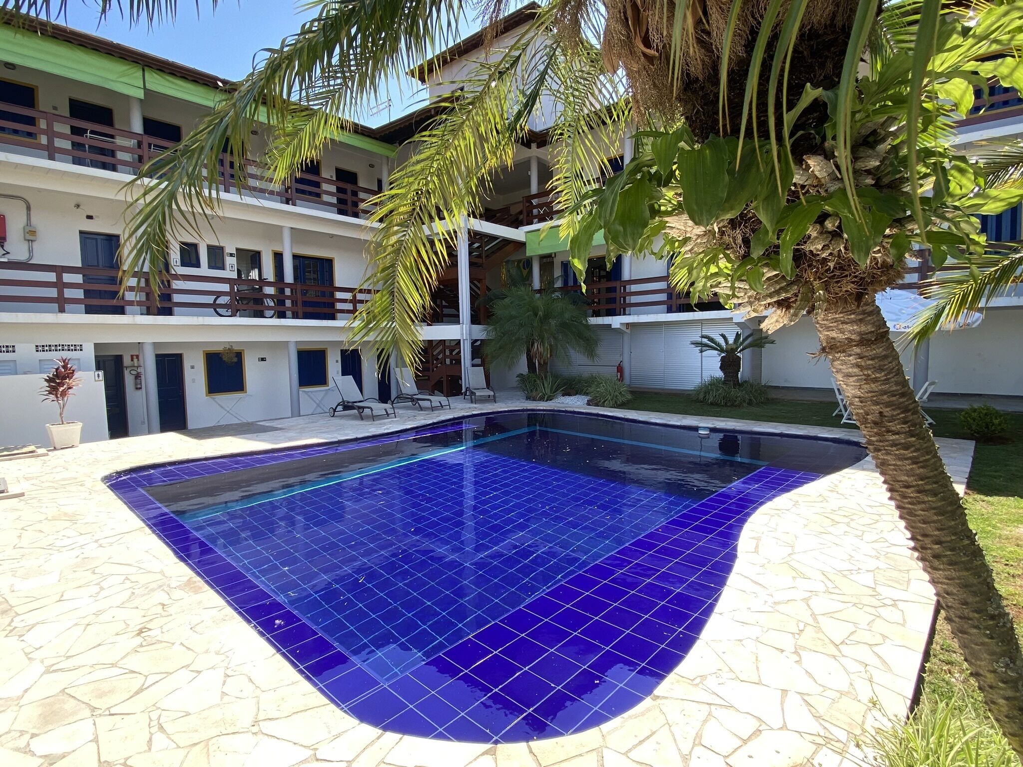 Utendørsbasseng og solsenger