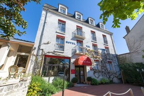A historic building with a sign reading "Hotel Val de Loire." - Hotel Val De Loire (Azay-le-Rideau)