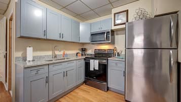 Fridge, microwave, oven, coffee/tea maker