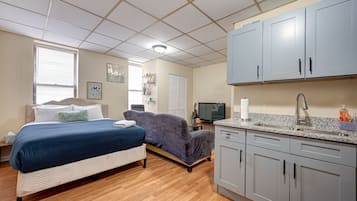 Iron/ironing board, WiFi, bed sheets