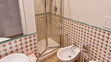 Doccia, asciugacapelli, bidet, asciugamani