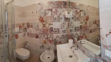 Doccia, asciugacapelli, bidet, asciugamani