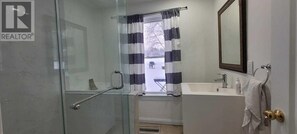 Een douche, een haardroger, handdoeken, zeep
