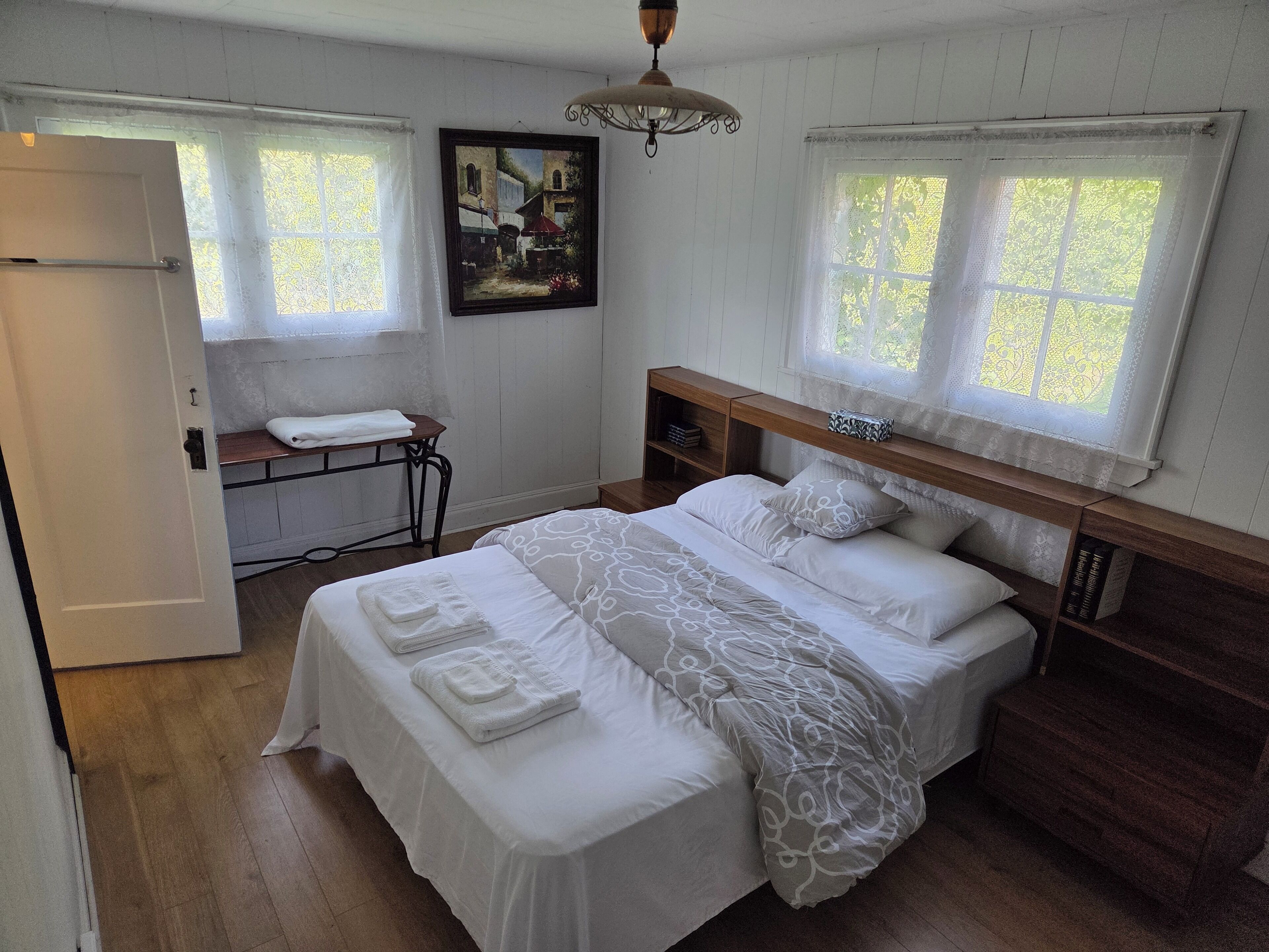 5 bedrooms, desk, iron/ironing board, free WiFi