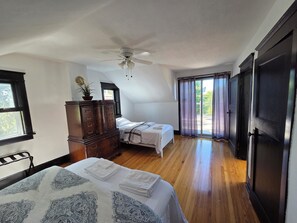 5 Schlafzimmer, Schreibtisch, Bügeleisen/Bügelbrett, kostenloses WLAN