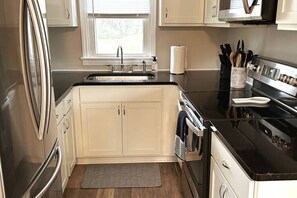 Full-size fridge, microwave, oven, stovetop - Fisherman and Families 3 Bedroom 2 Min from Marina (Denver)