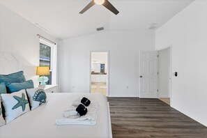 4 bedrooms, desk, iron/ironing board, travel cot - Casa Azul: IMG, Pool, Lake Front, Close to Beaches/New Listing Discount! (Bradenton)