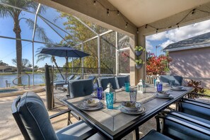 Outdoor dining - Casa Azul: IMG, Pool, Lake Front, Close to Beaches/New Listing Discount! (Bradenton)