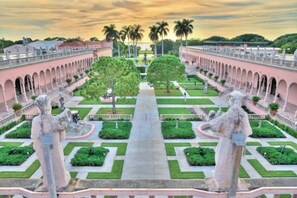 Property grounds - Casa Azul: IMG, Pool, Lake Front, Close to Beaches/New Listing Discount! (Bradenton)