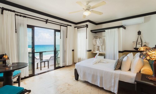 Casa Sirena Historic Centro Villa with Pool, Walk Everywhere, 8 Bedrooms, Group Ready