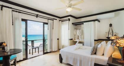 Casa Sirena Historic Centro Villa with Pool, Walk Everywhere, 8 Bedrooms, Group Ready