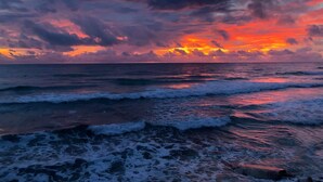A beach with waves and a sunset. - Casa Sirena 8 Bedroom in Centro Villa with Pool, Walk Everywhere, Group Ready (Isla Mujeres)
