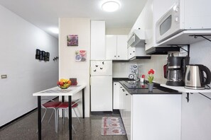 Microwave, stovetop, coffee/tea maker, highchair